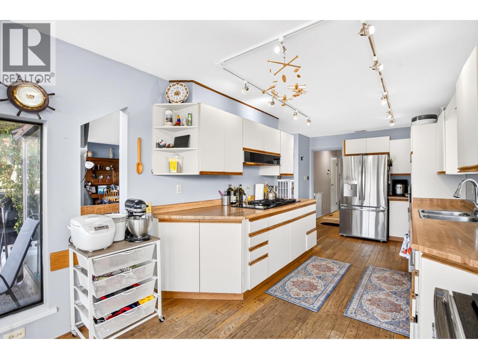 1112 Alderside Road Property Photo 12