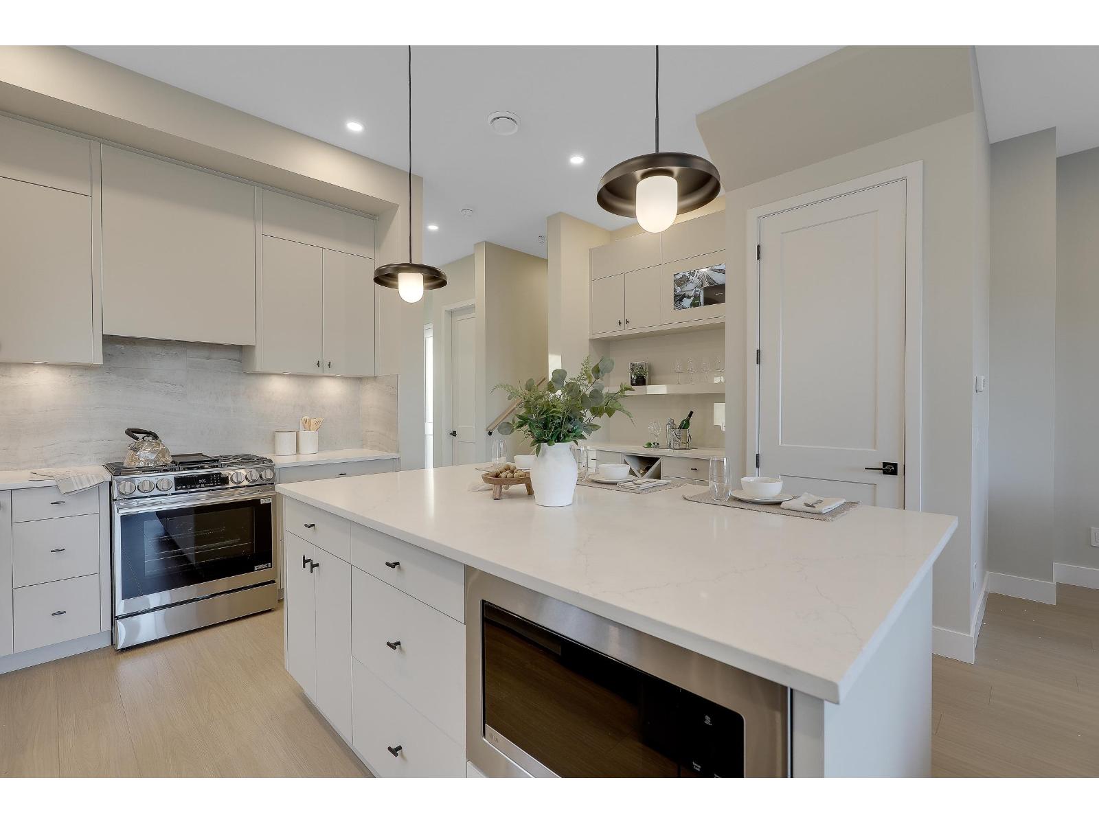 7746 196 Street Property Photo 10