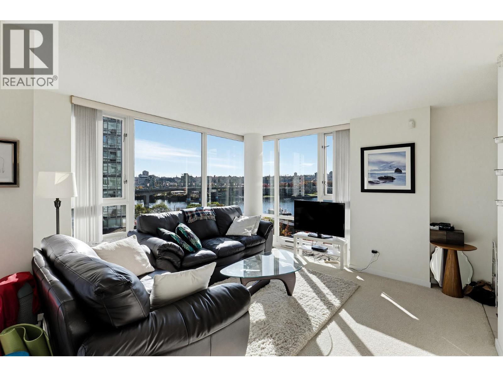 901 1067 Marinaside Crescent Property Photo 4