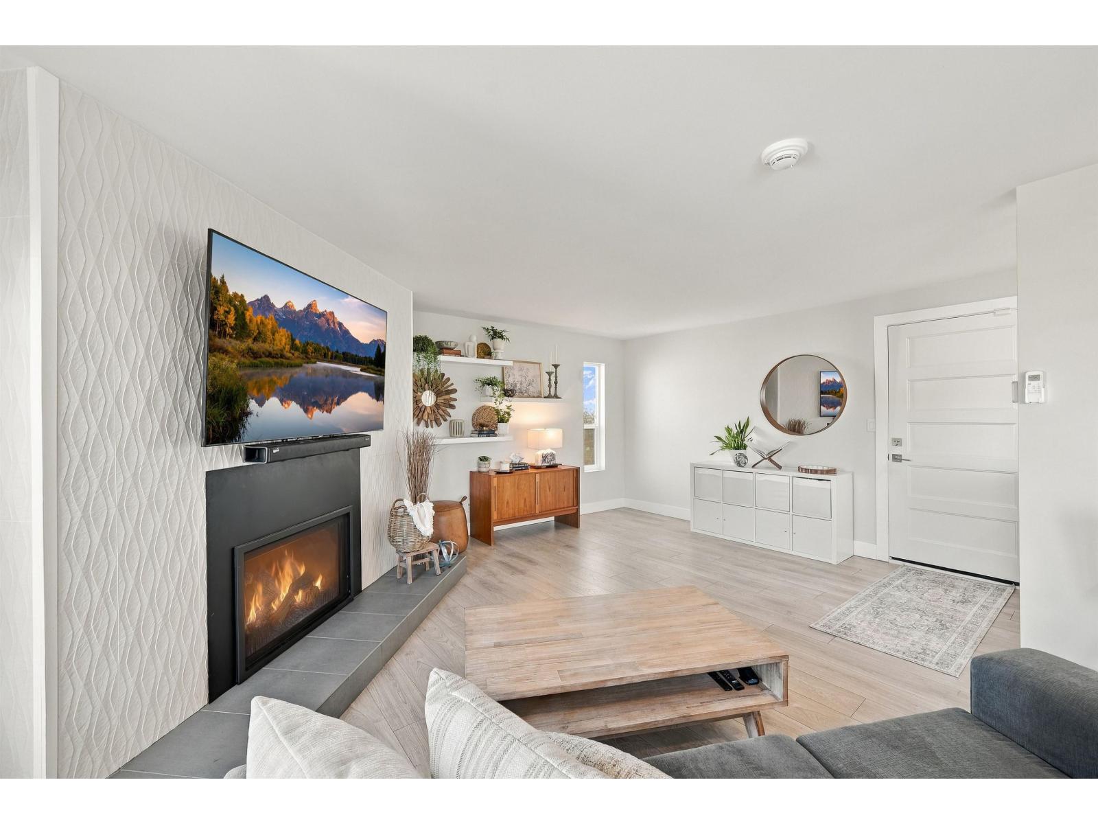 9 15989 Marine Drive Property Photo 2