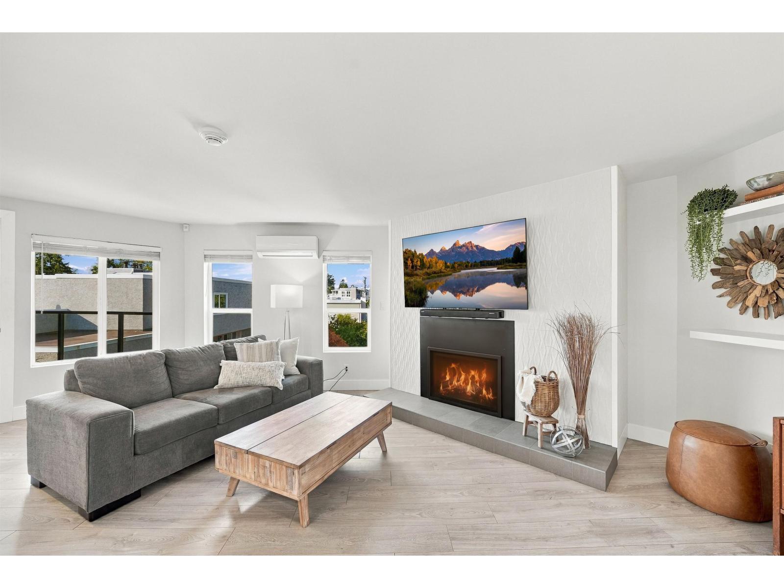 9 15989 Marine Drive Property Photo 3