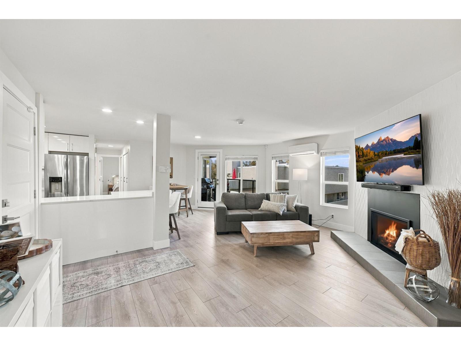 9 15989 Marine Drive Property Photo 4