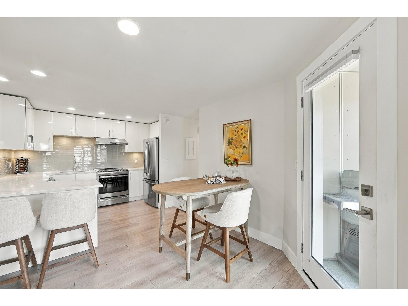 9 15989 Marine Drive Property Photo 5