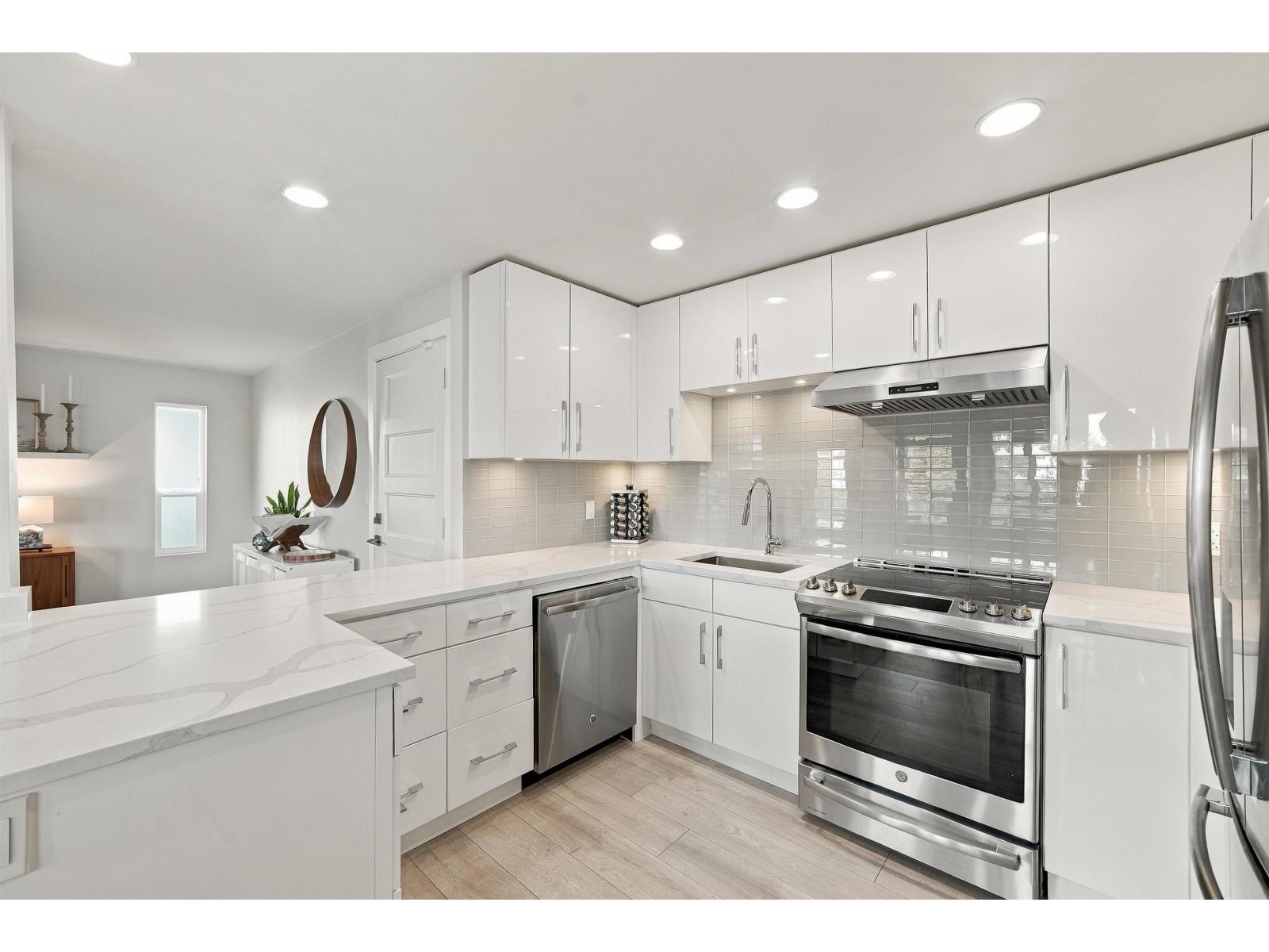 9 15989 Marine Drive Property Photo 6