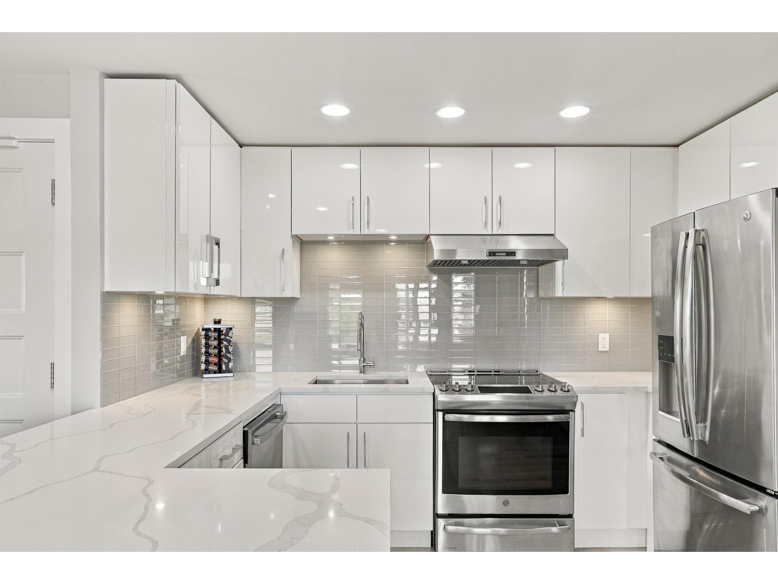 9 15989 Marine Drive Property Photo 7