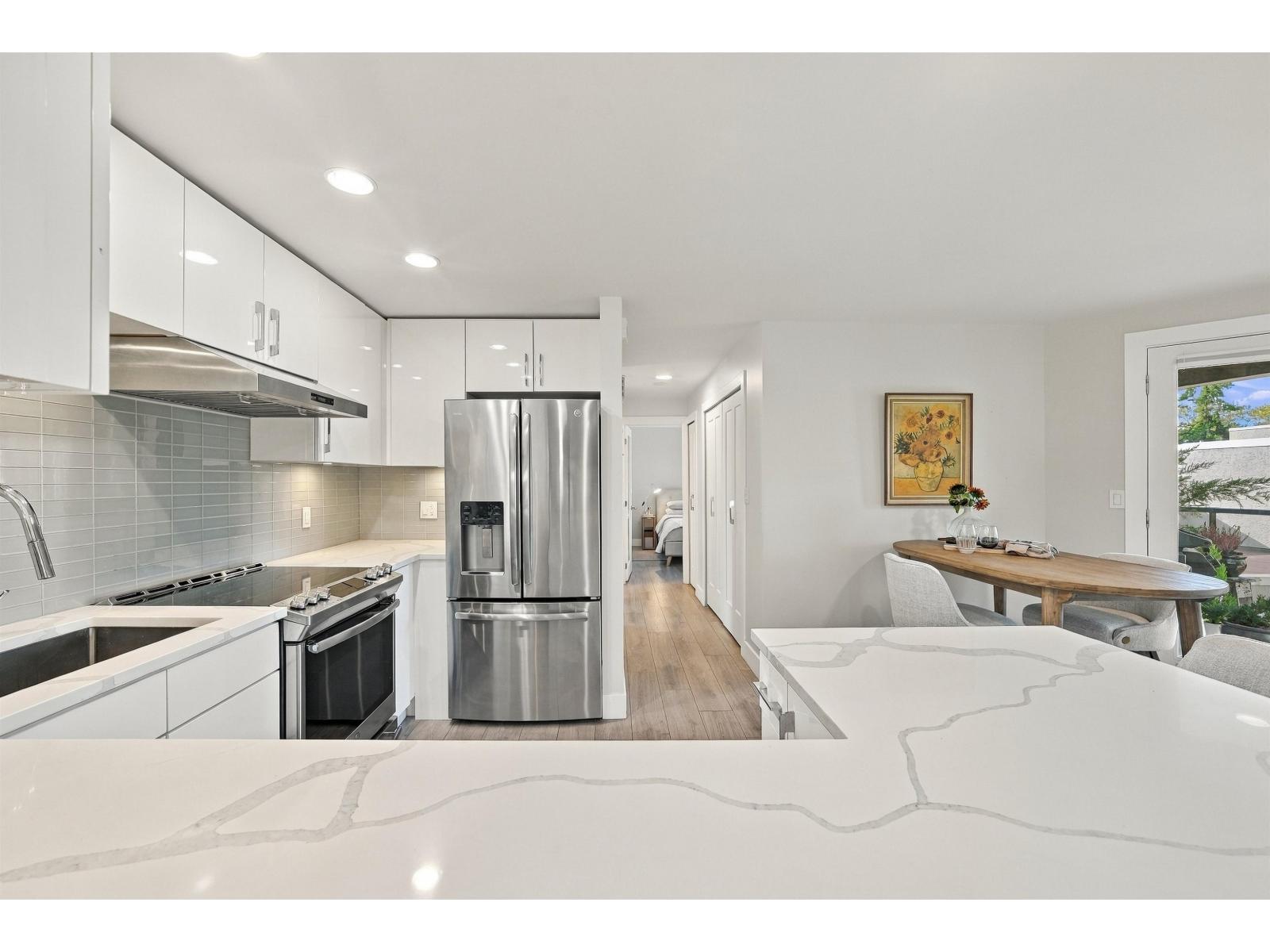 9 15989 Marine Drive Property Photo 8