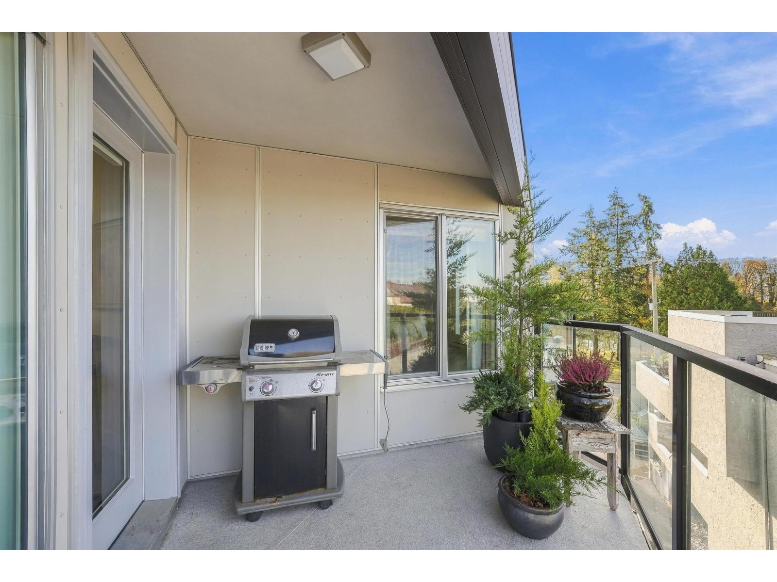 9 15989 Marine Drive Property Photo 9