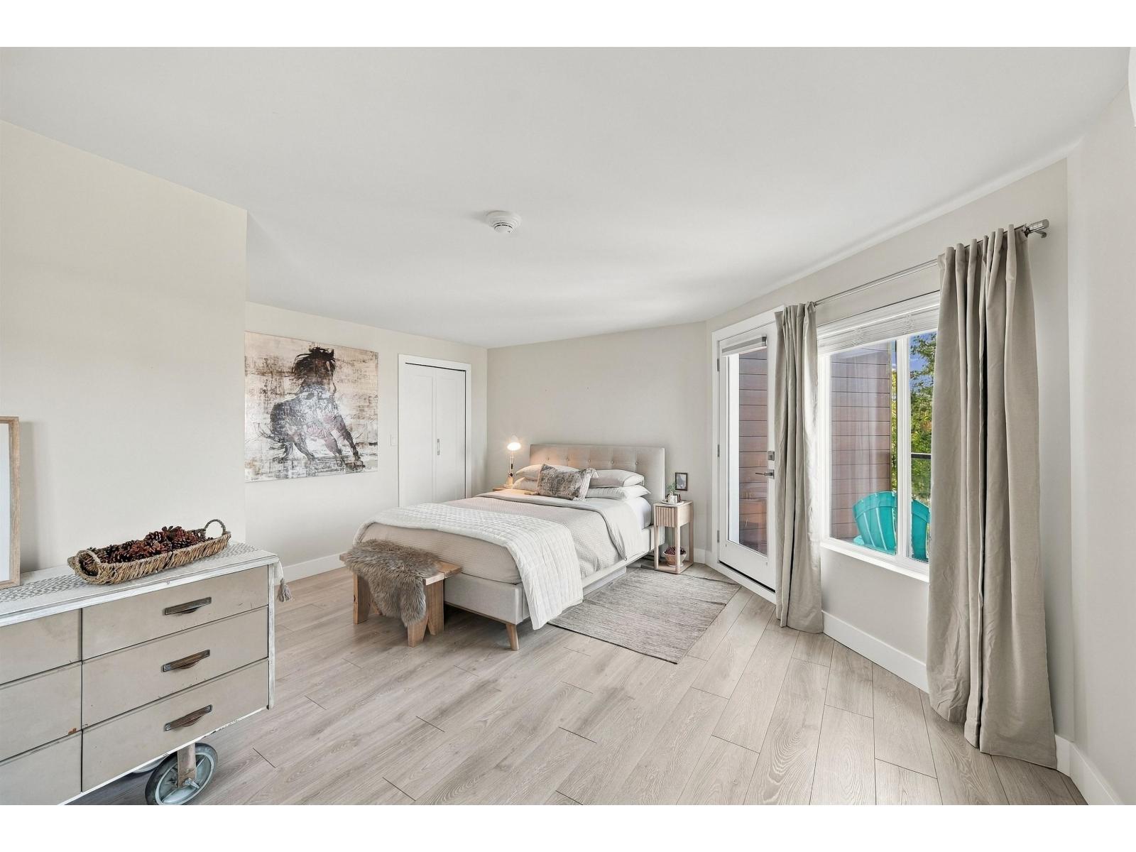 9 15989 Marine Drive Property Photo 10