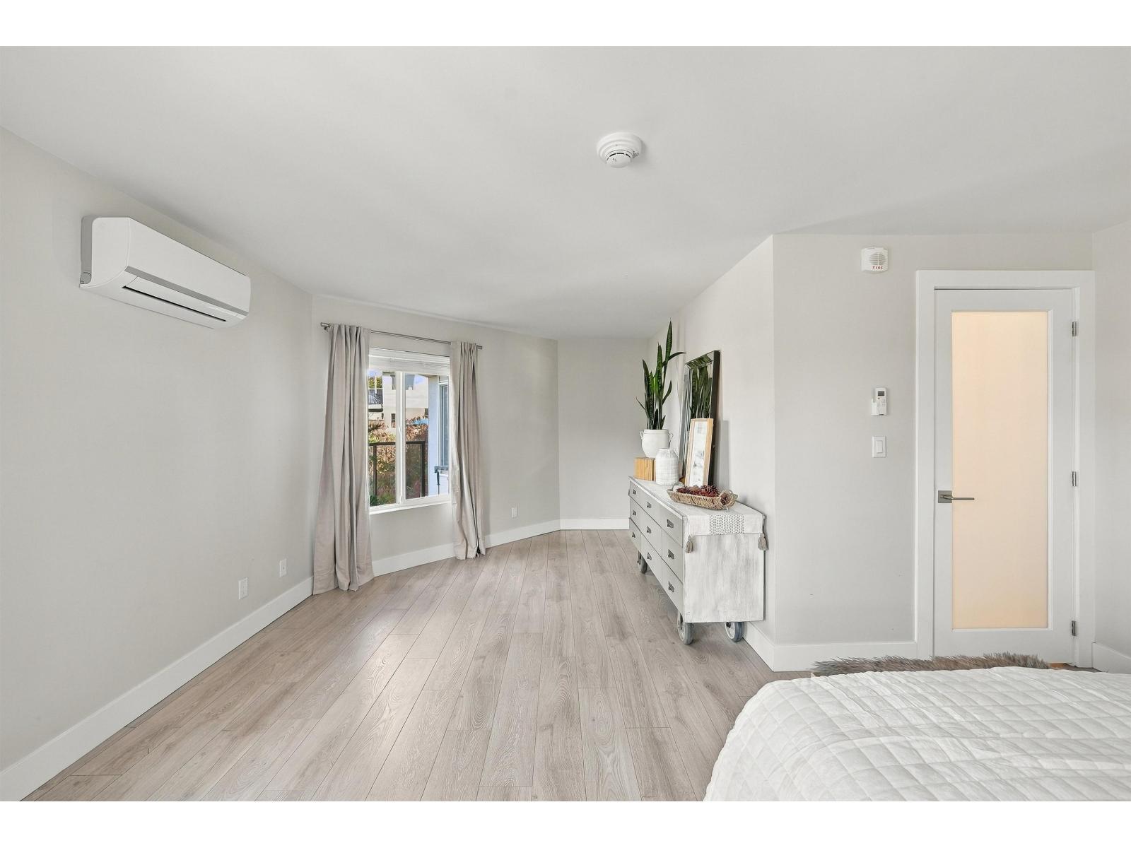 9 15989 Marine Drive Property Photo 11