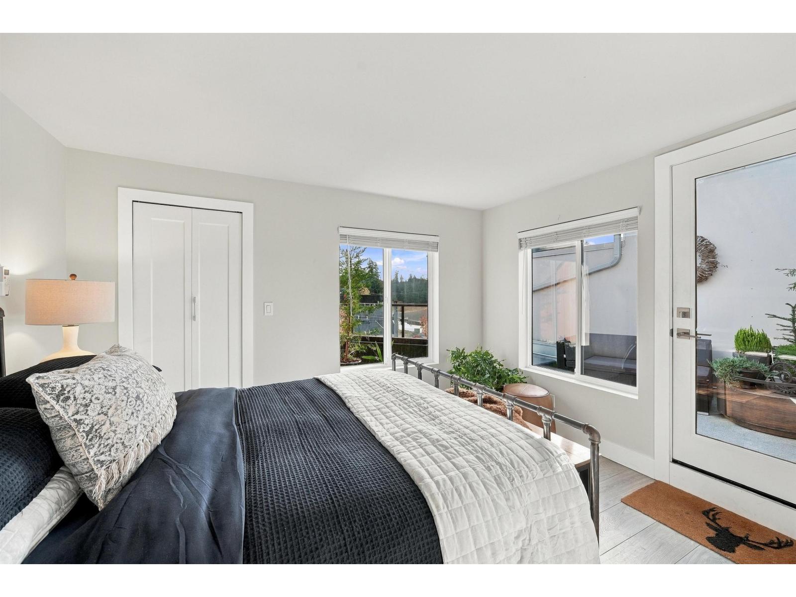 9 15989 Marine Drive Property Photo 12