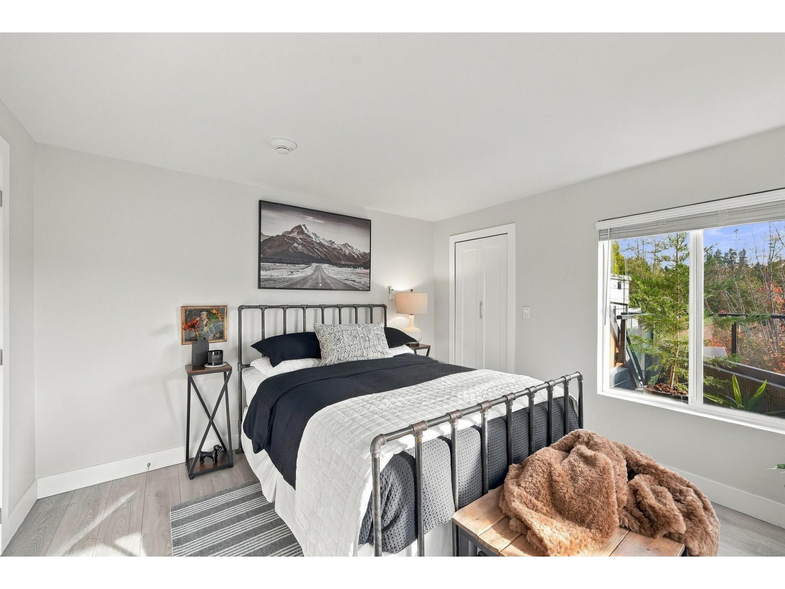 9 15989 Marine Drive Property Photo 13