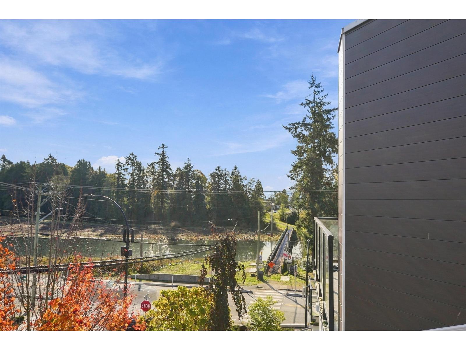 9 15989 Marine Drive Property Photo 15