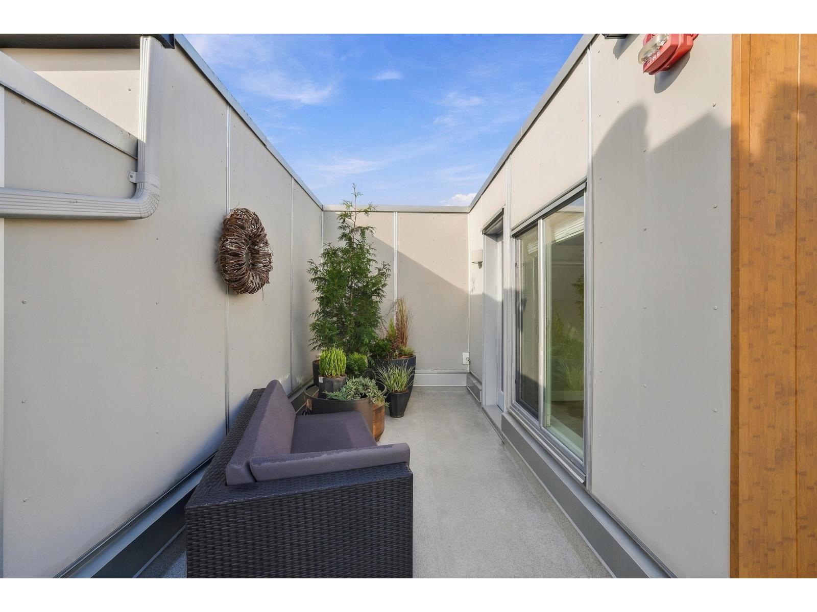 9 15989 Marine Drive Property Photo 16