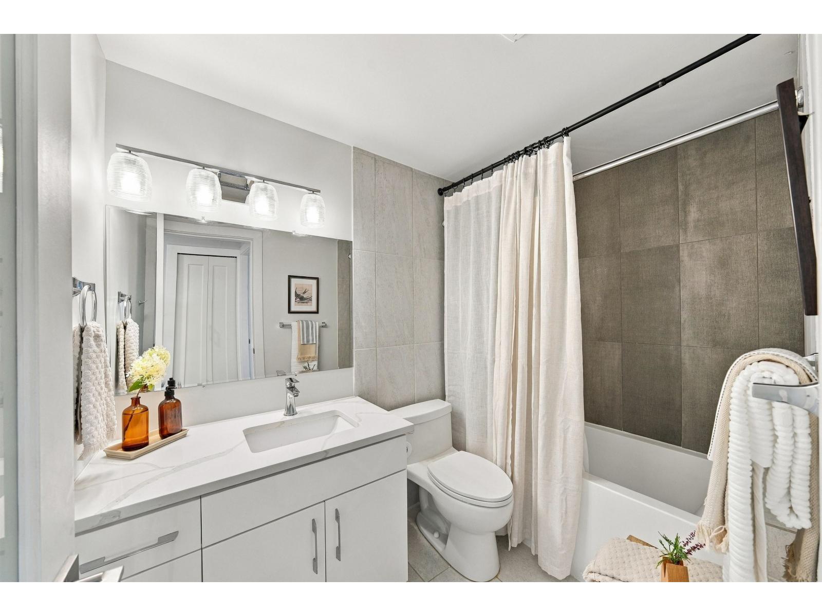 9 15989 Marine Drive Property Photo 17