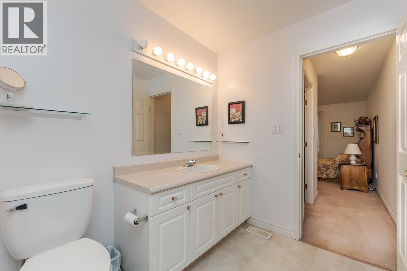 110 6807 Westgate Avenue Property Photo 23