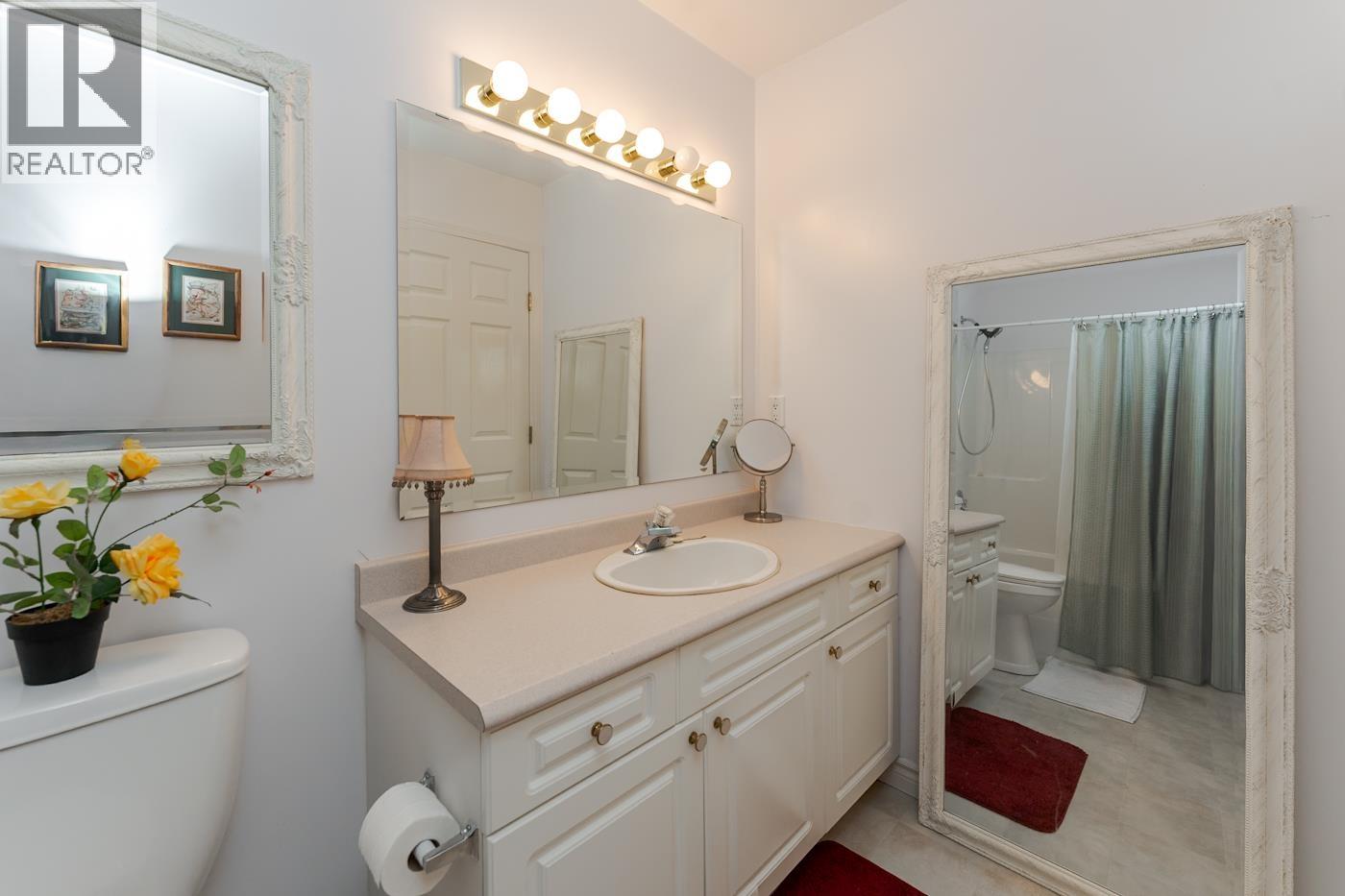 110 6807 Westgate Avenue Property Photo 24