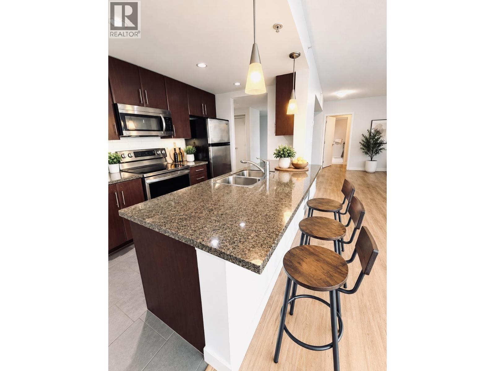 2801 58 Keefer Place Property Photo 3