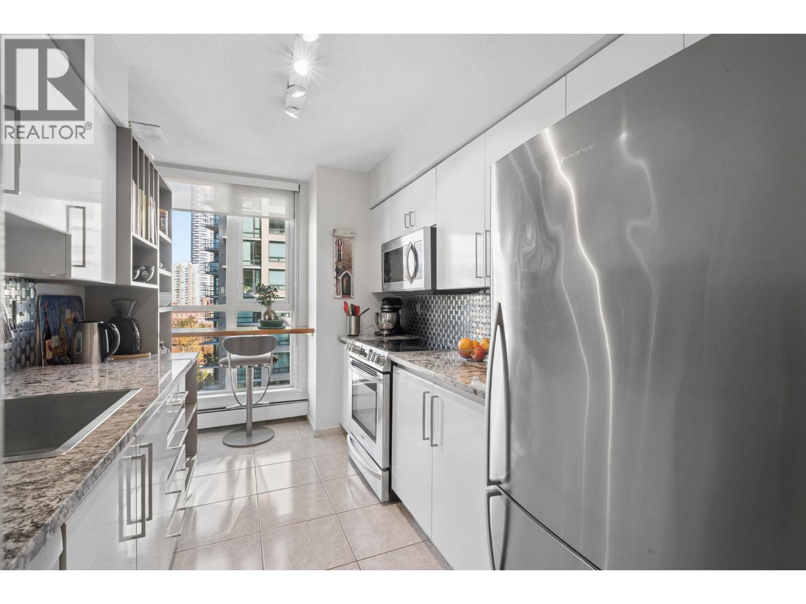 1403 1010 Burnaby Street Property Photo 9