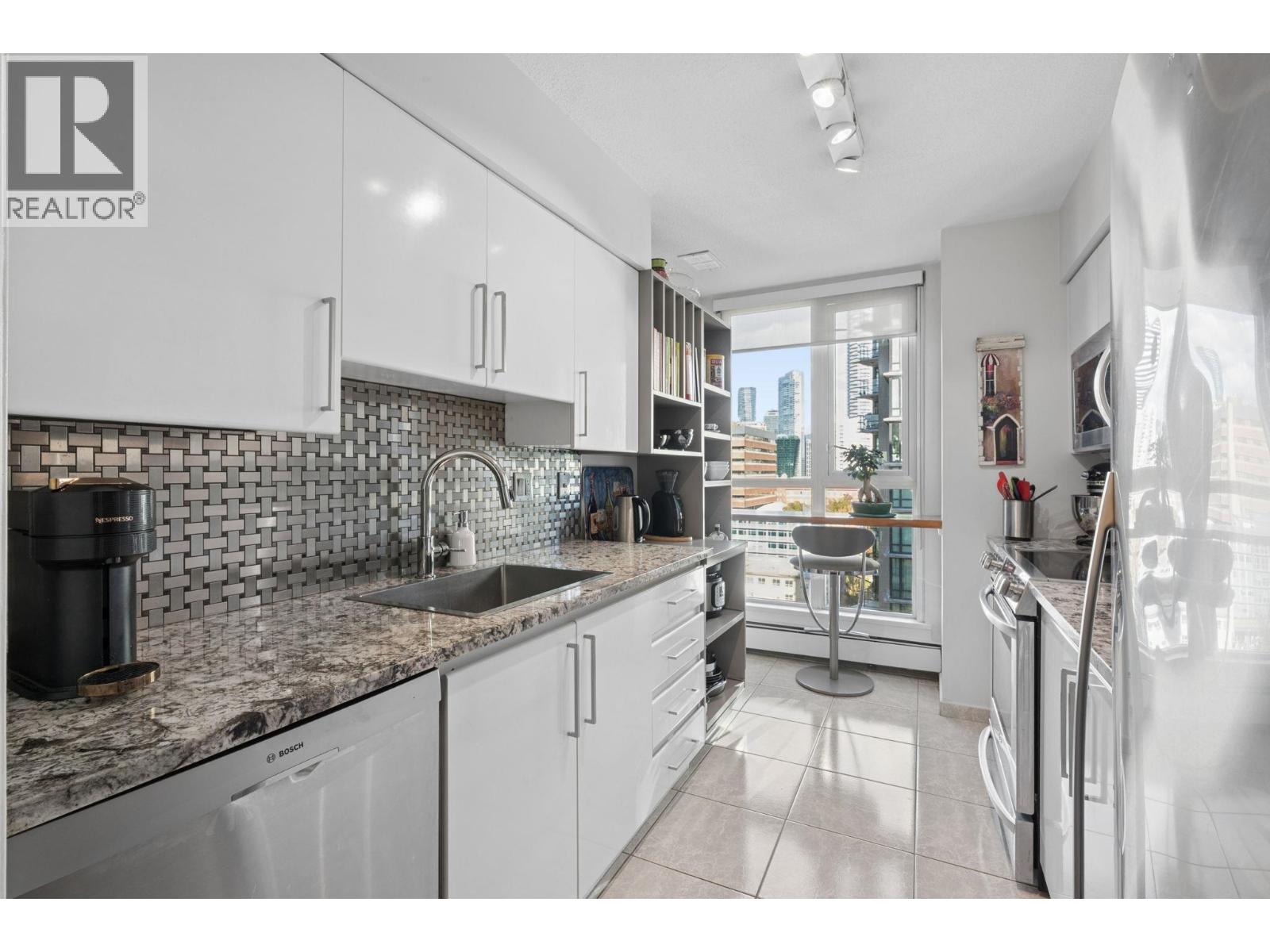 1403 1010 Burnaby Street Property Photo 12
