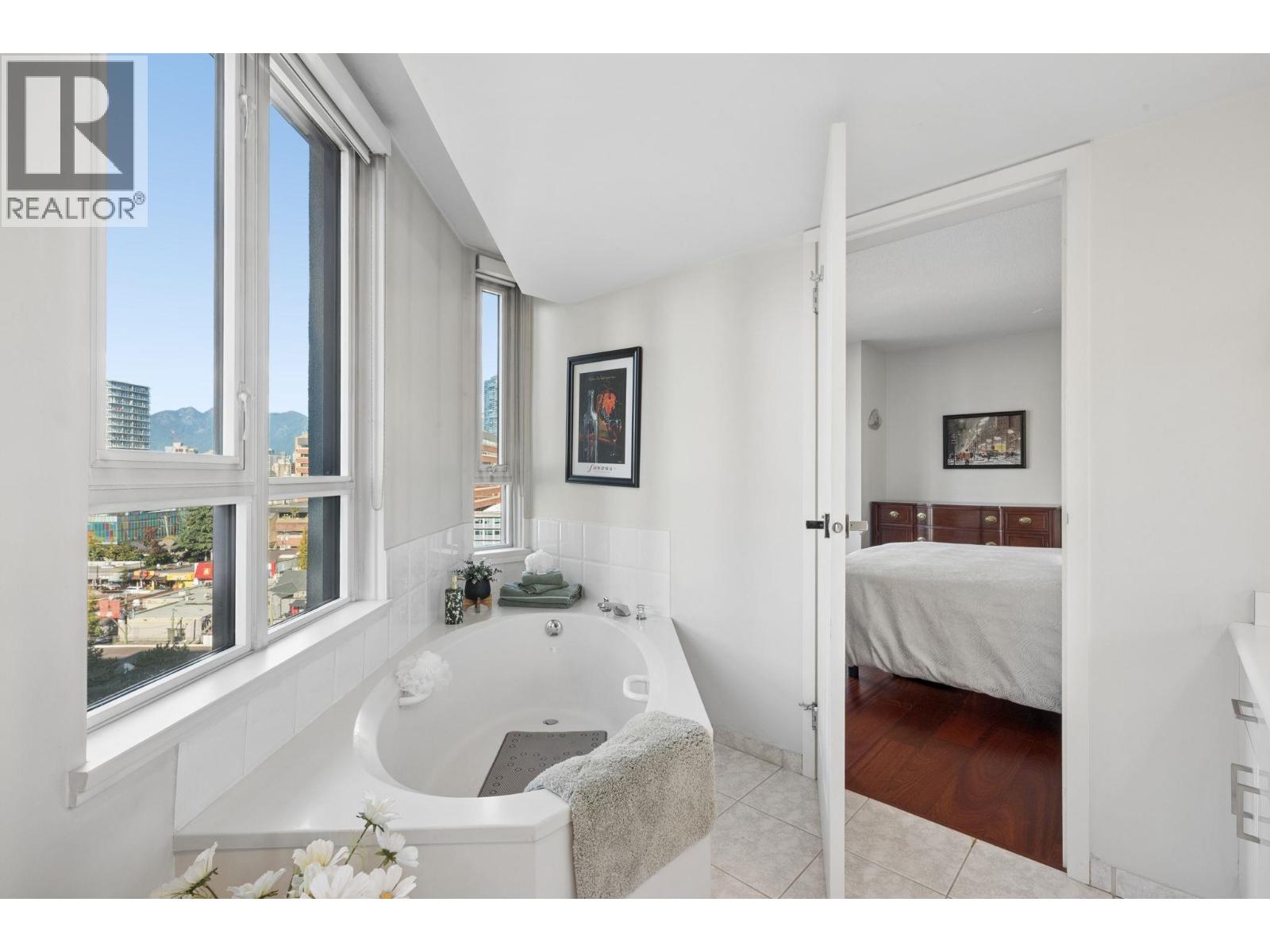 1403 1010 Burnaby Street Property Photo 19