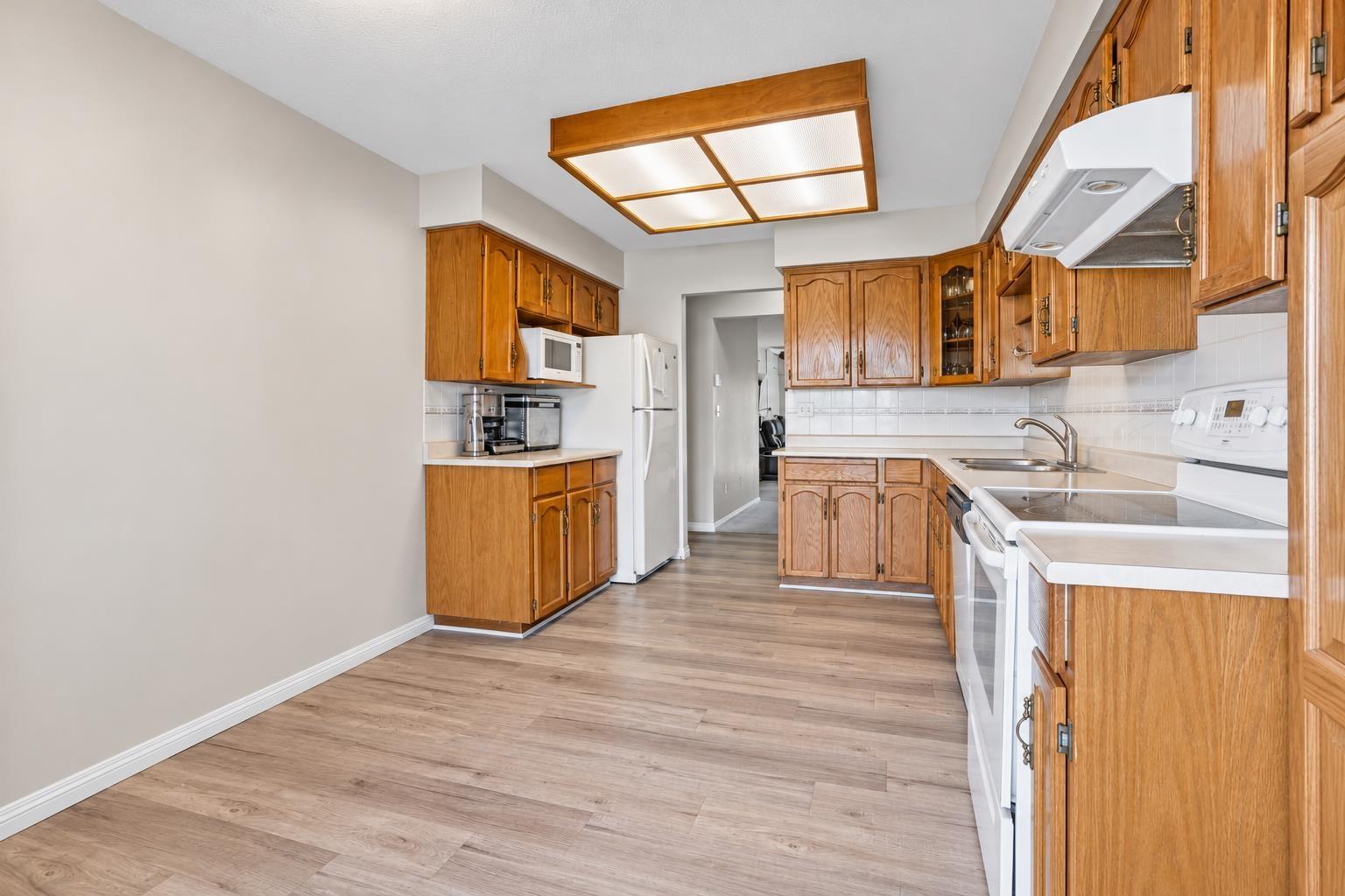 46 6467 197 Street Property Photo 13