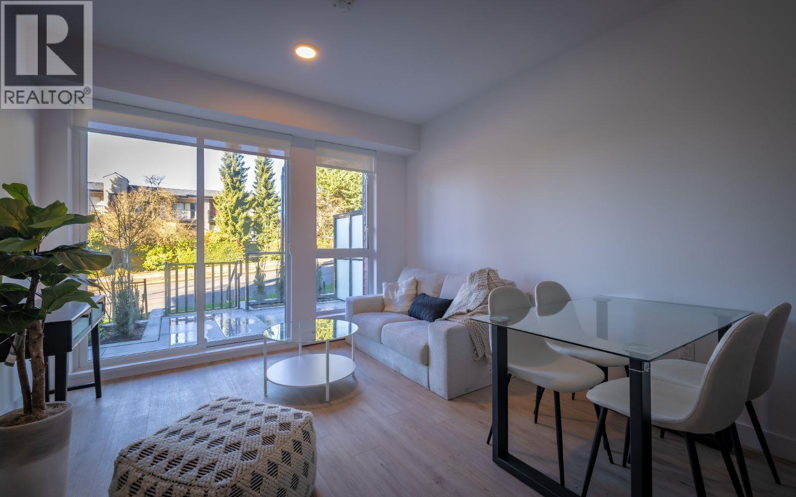 2590 Lonsdale Avenue Property Photo 4