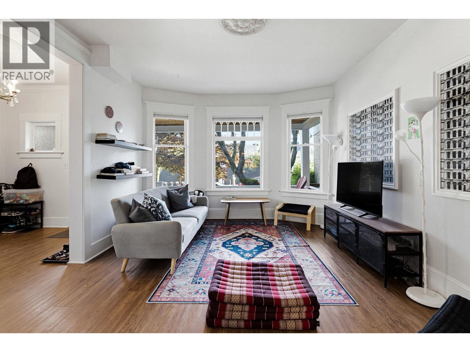 2115 Columbia Street Property Photo 7