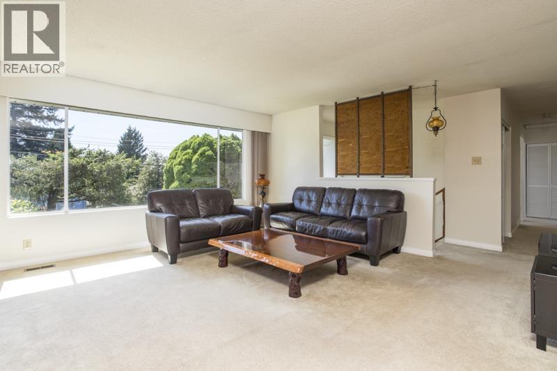1470 June Crescent Property Photo 5