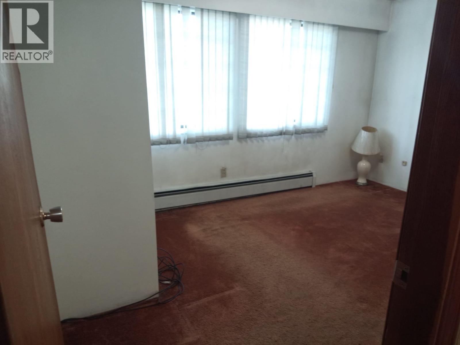 2086 E 49th Avenue Property Photo 2