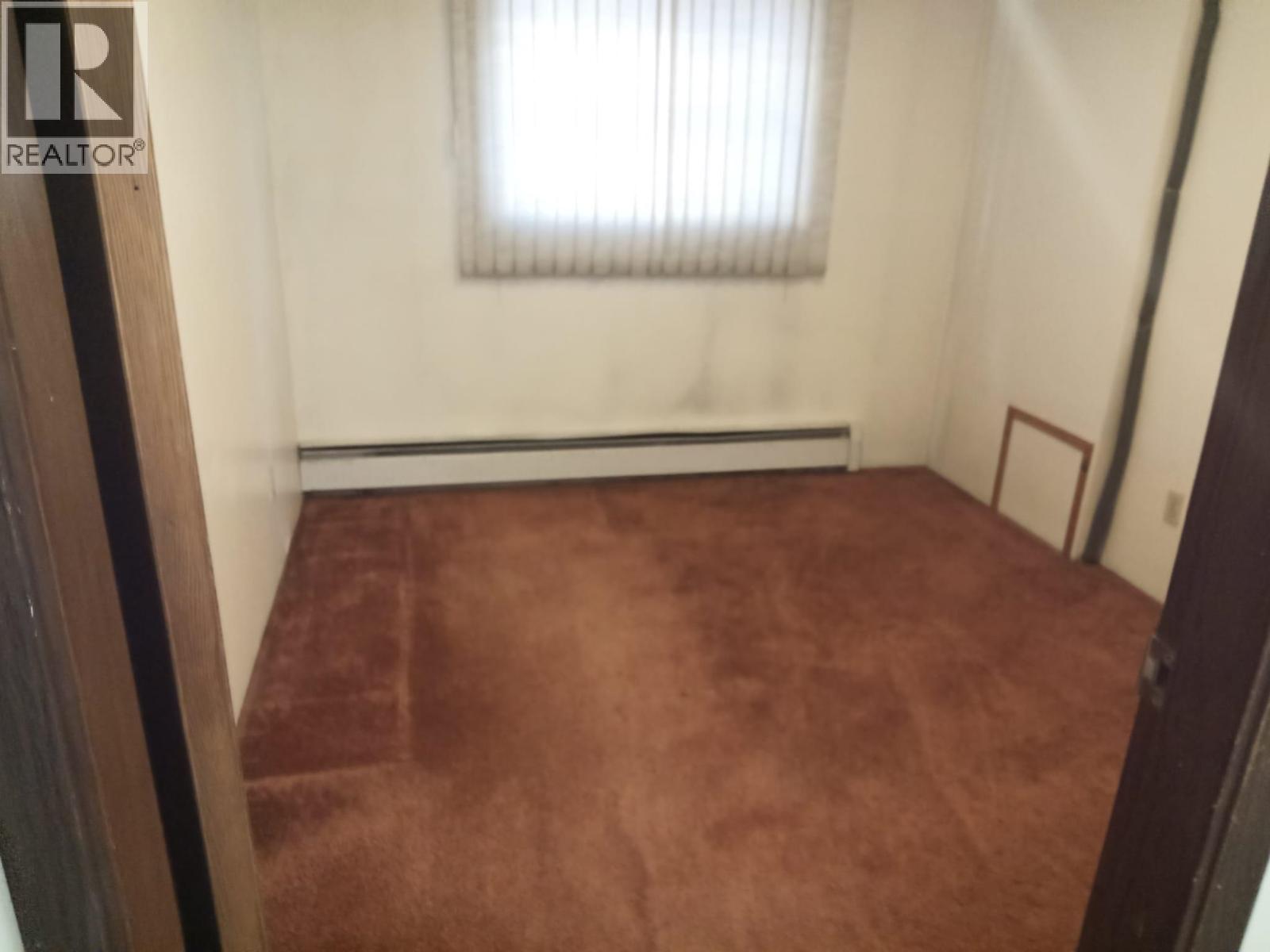 2086 E 49th Avenue Property Photo 3