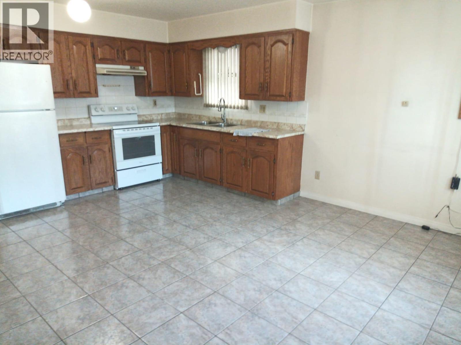 2086 E 49th Avenue Property Photo 4