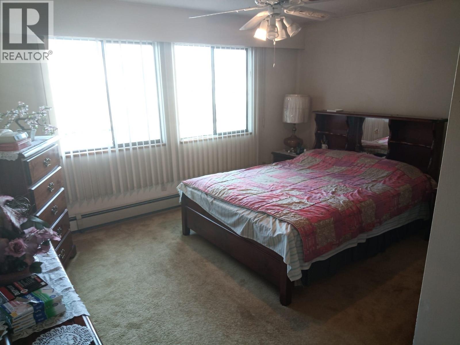 2086 E 49th Avenue Property Photo 10