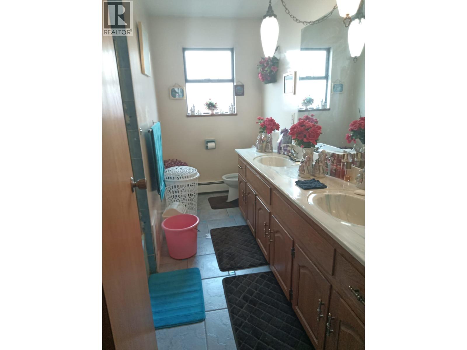 2086 E 49th Avenue Property Photo 20