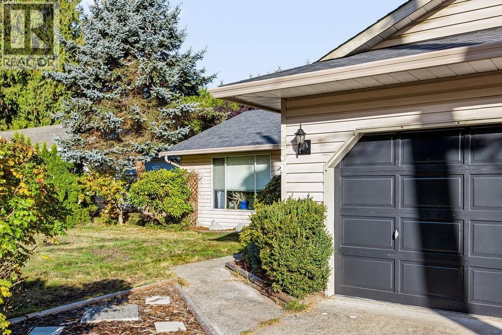 1560 Larchberry Way Property Photo 1