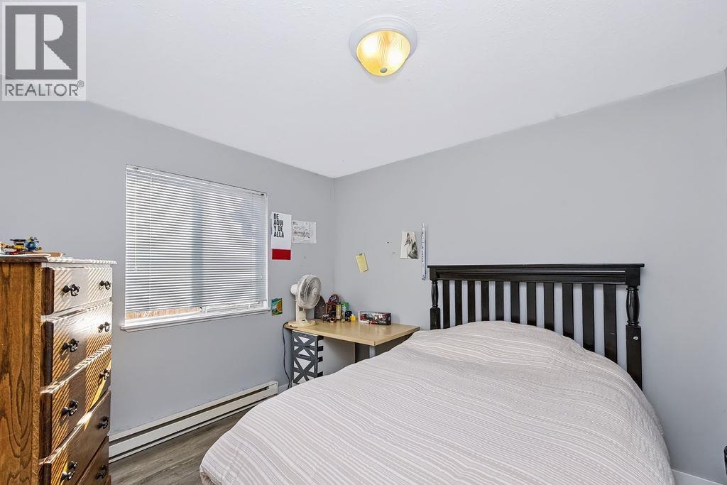 1560 Larchberry Way Property Photo 12