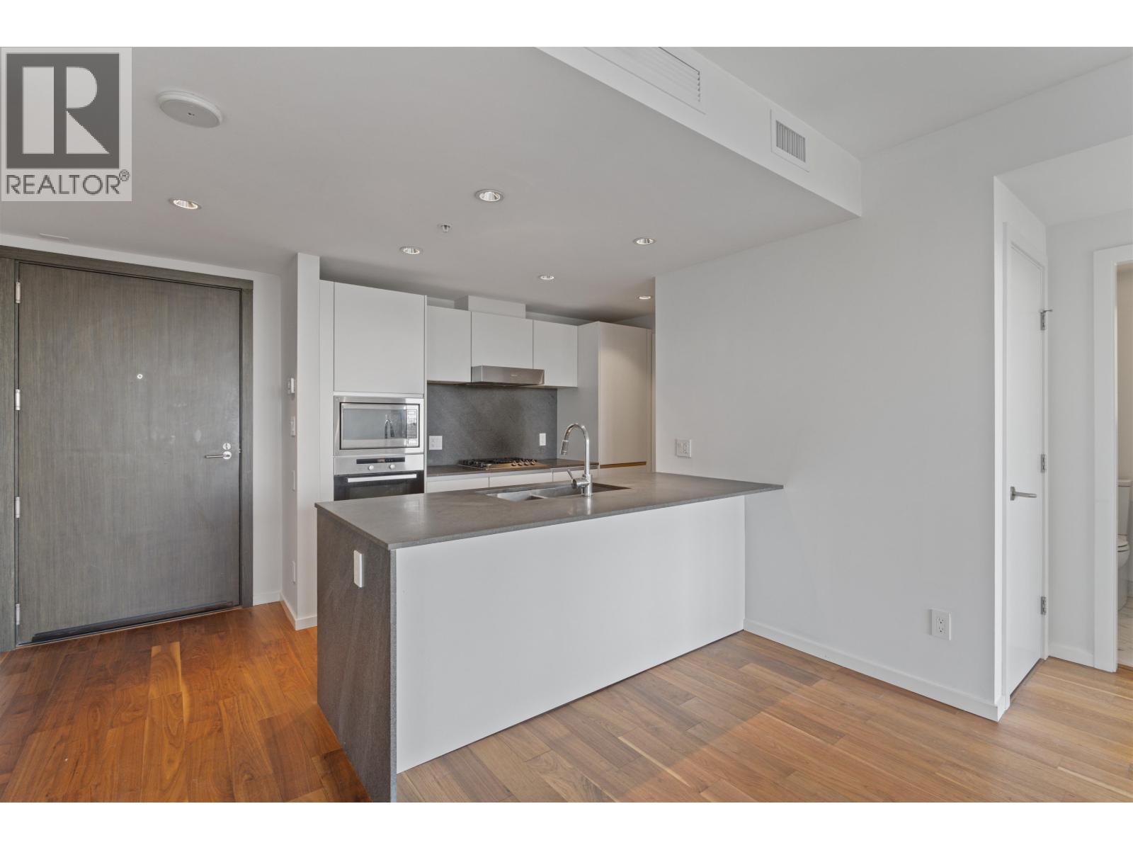915 8488 Cornish Street Property Photo 8