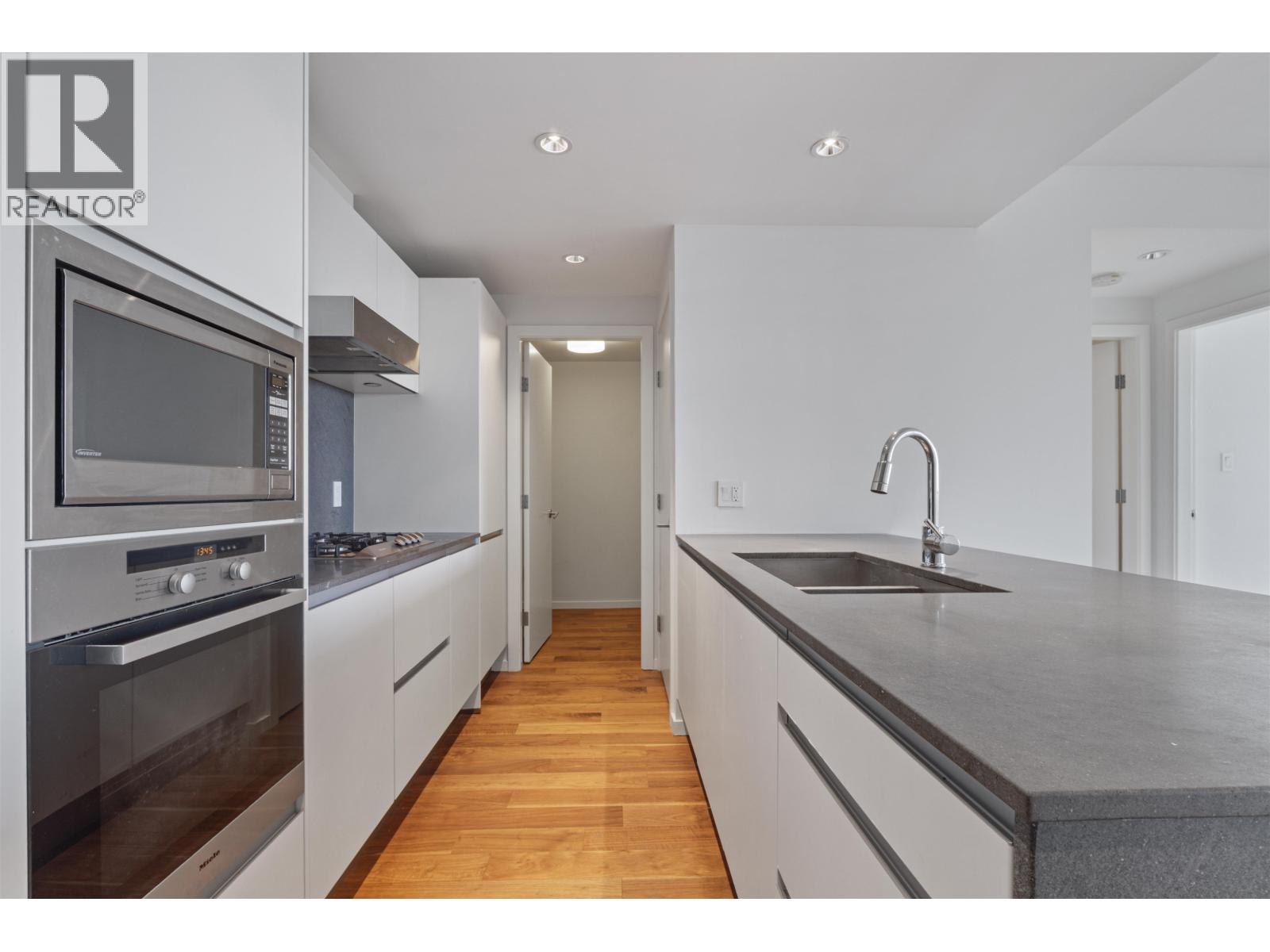 915 8488 Cornish Street Property Photo 9