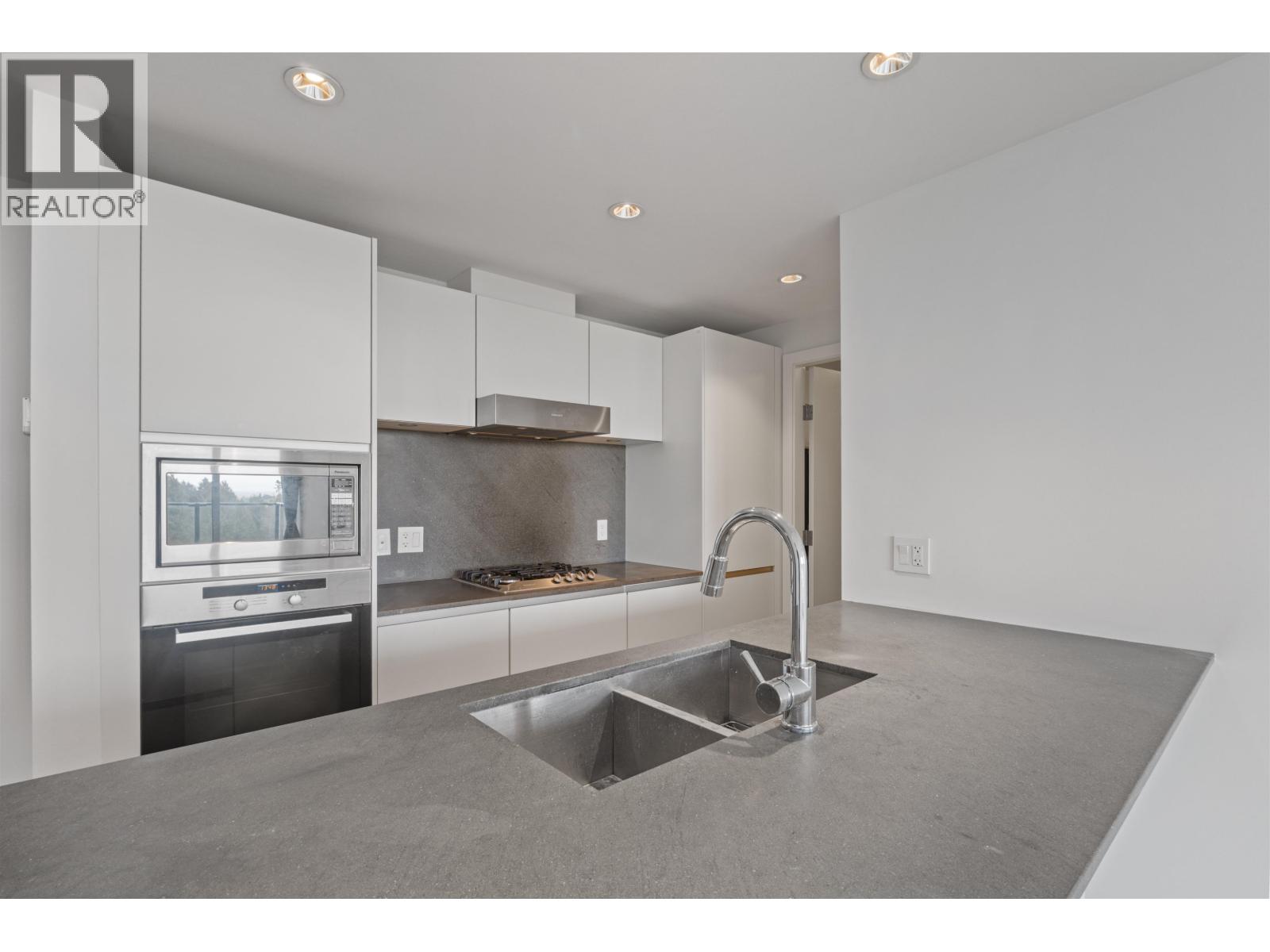 915 8488 Cornish Street Property Photo 10