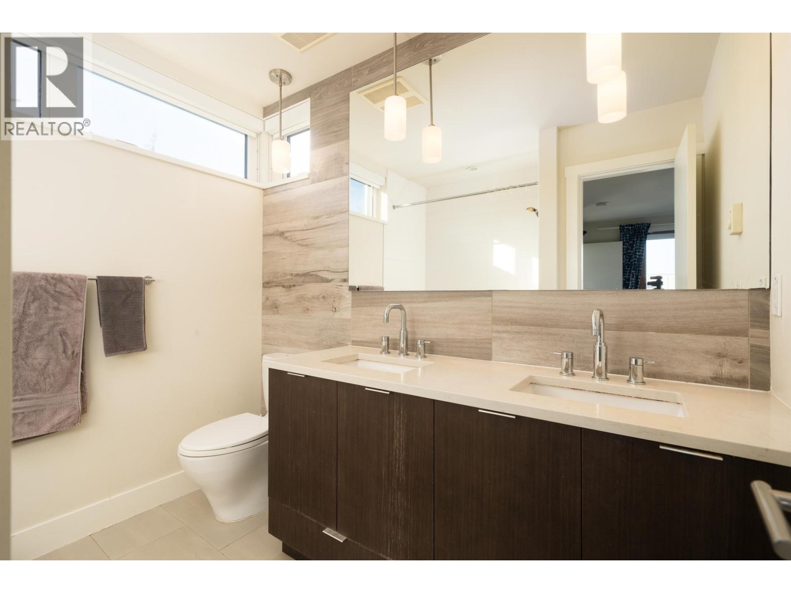 6190 Oak Street Property Photo 11
