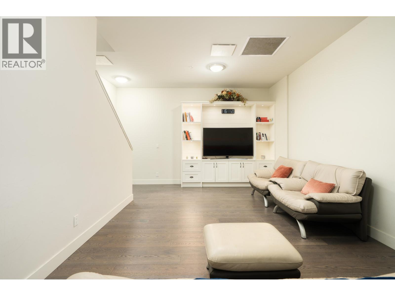 6190 Oak Street Property Photo 19