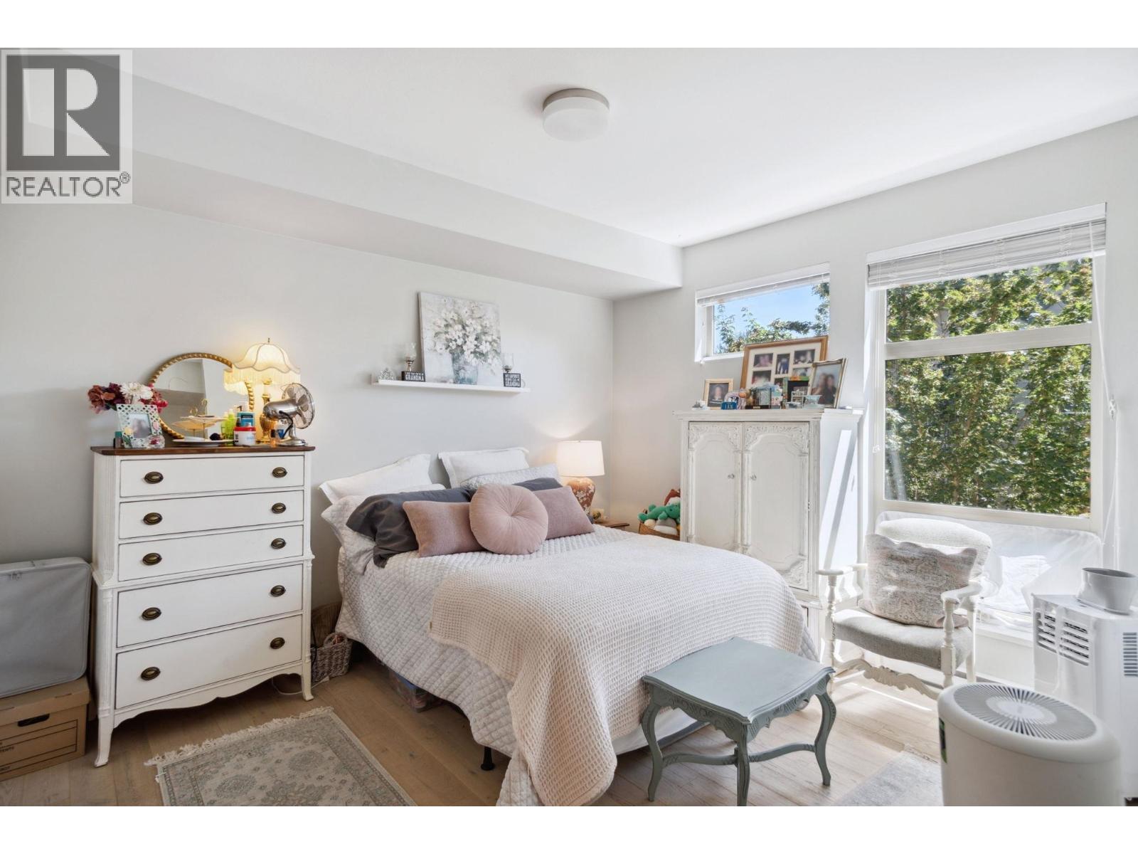 313 1166 54a Street Property Photo 15