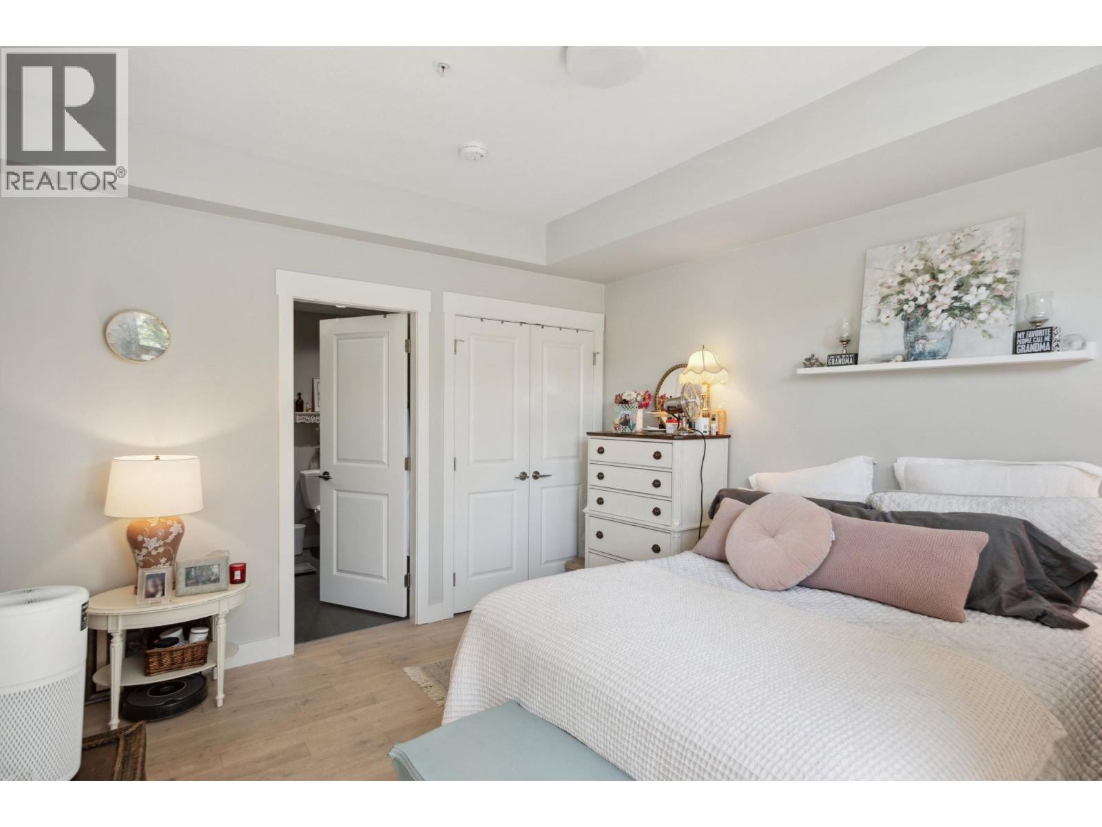 313 1166 54a Street Property Photo 16
