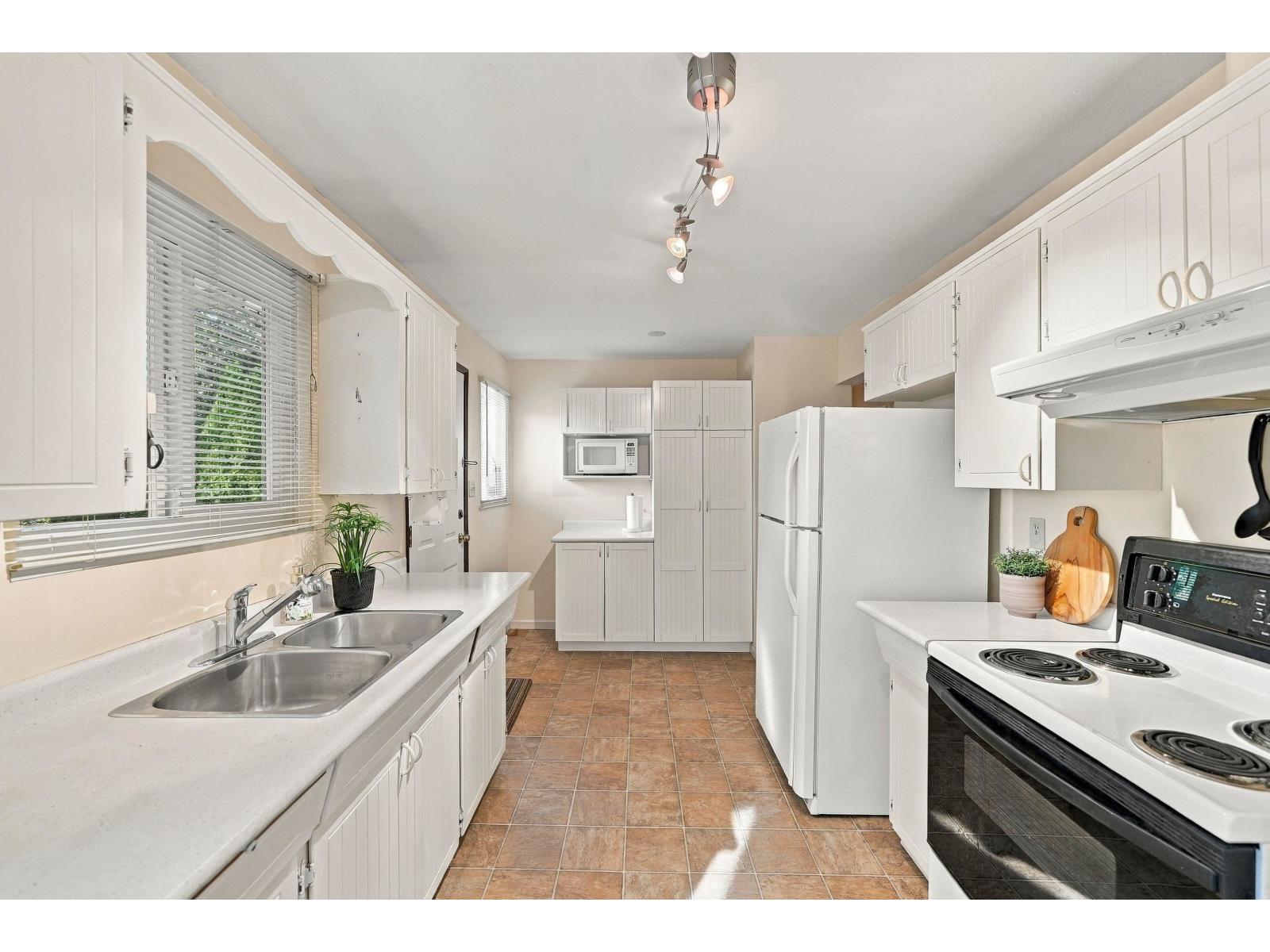 6355 183 Street Property Photo 7