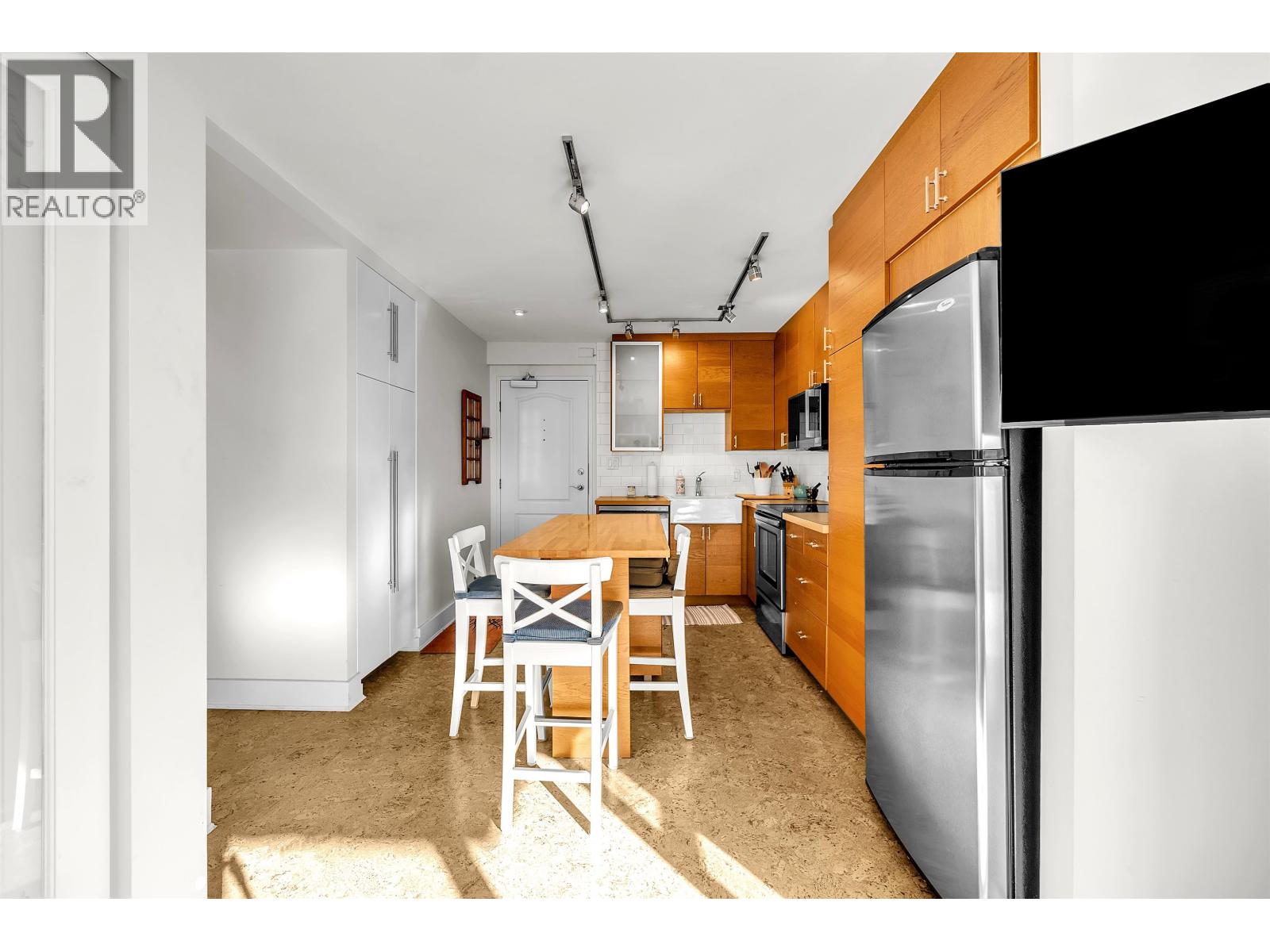 1010 2016 Fullerton Avenue Property Photo 6