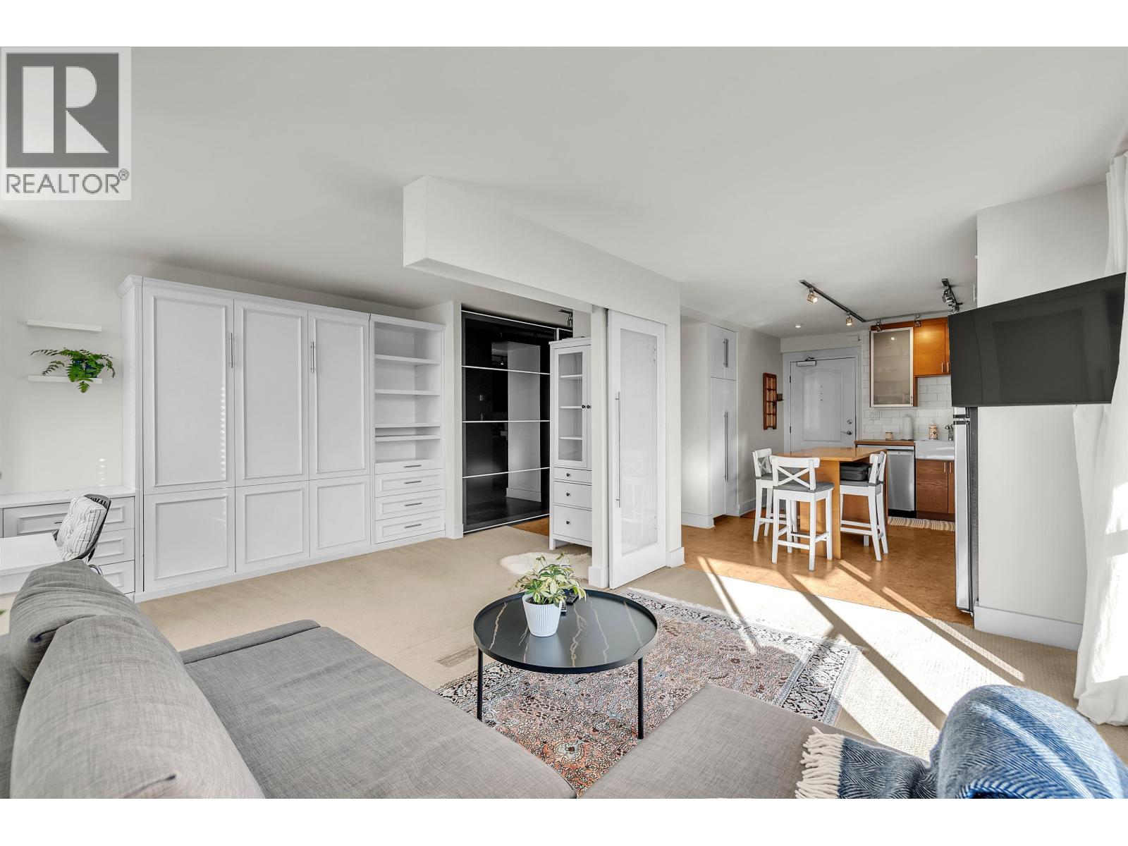 1010 2016 Fullerton Avenue Property Photo 12