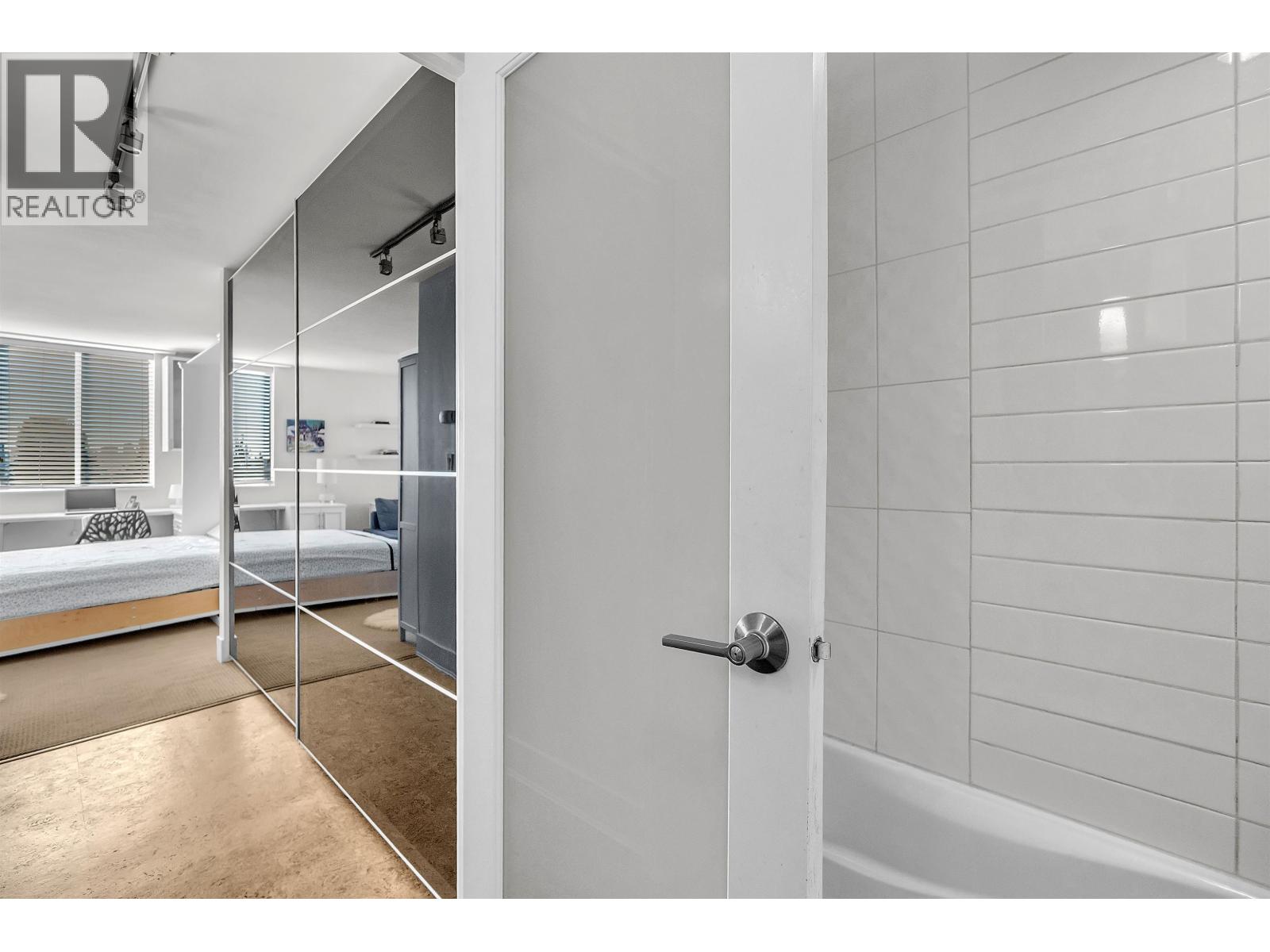 1010 2016 Fullerton Avenue Property Photo 22