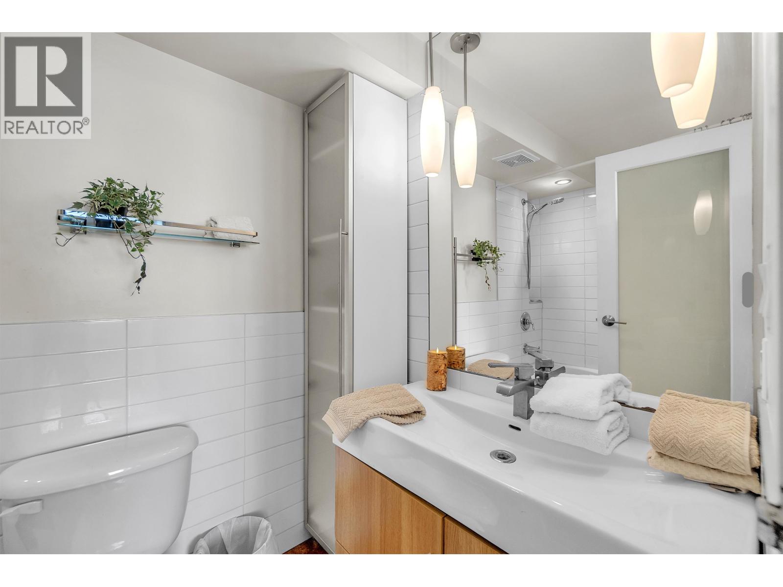 1010 2016 Fullerton Avenue Property Photo 23