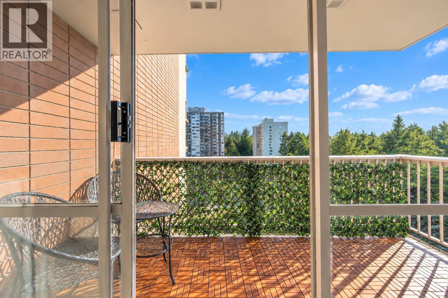 1010 2016 Fullerton Avenue Property Photo 24