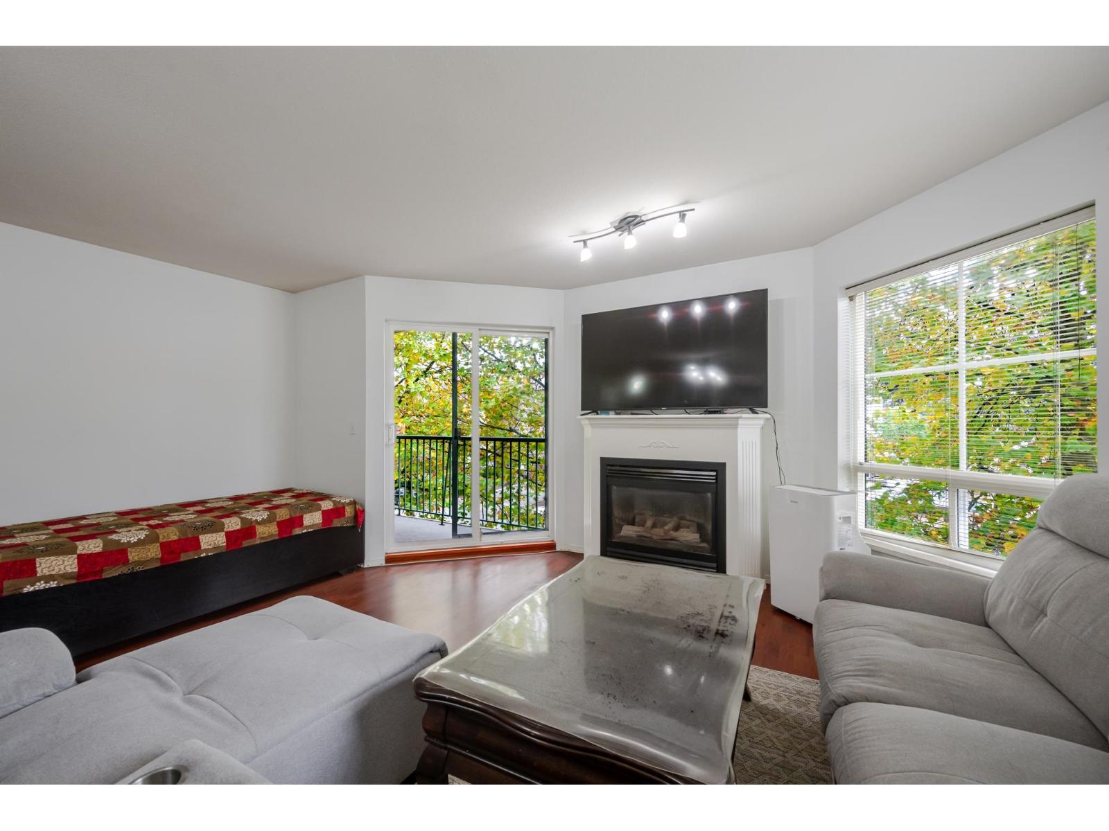 302 2435 Center Street Property Photo 6