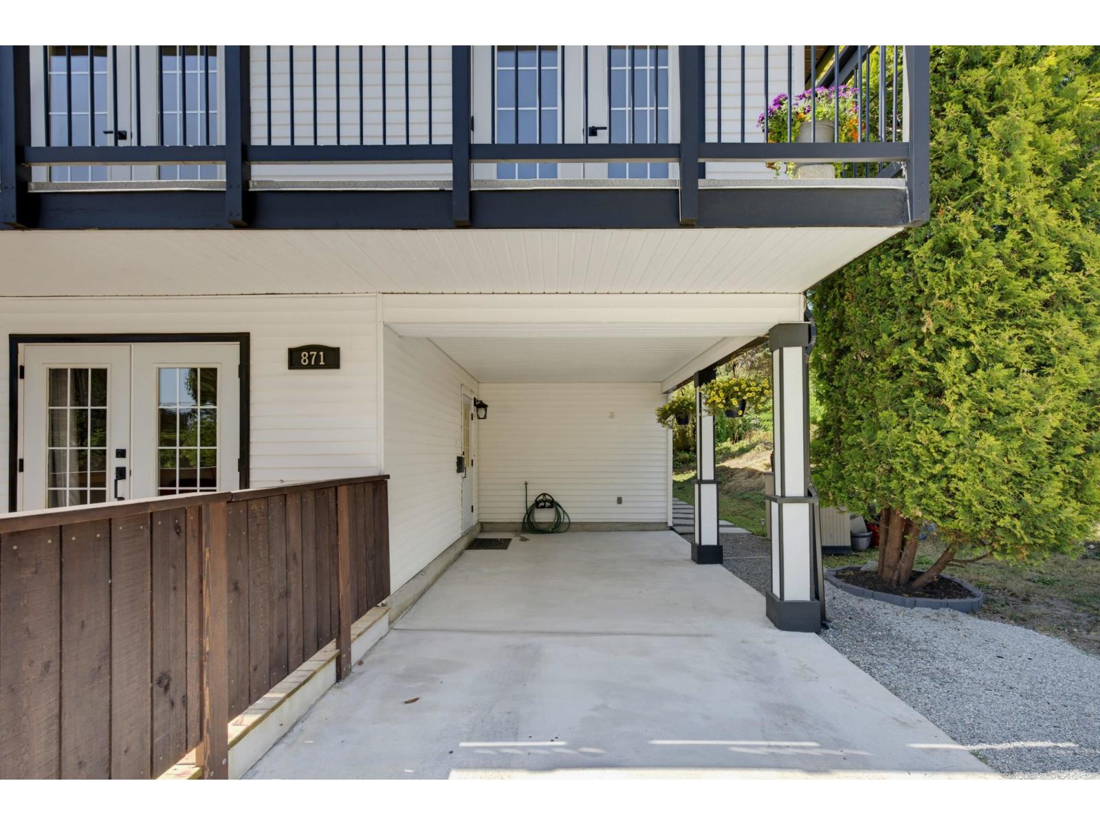 871 Kent Street Property Photo 4